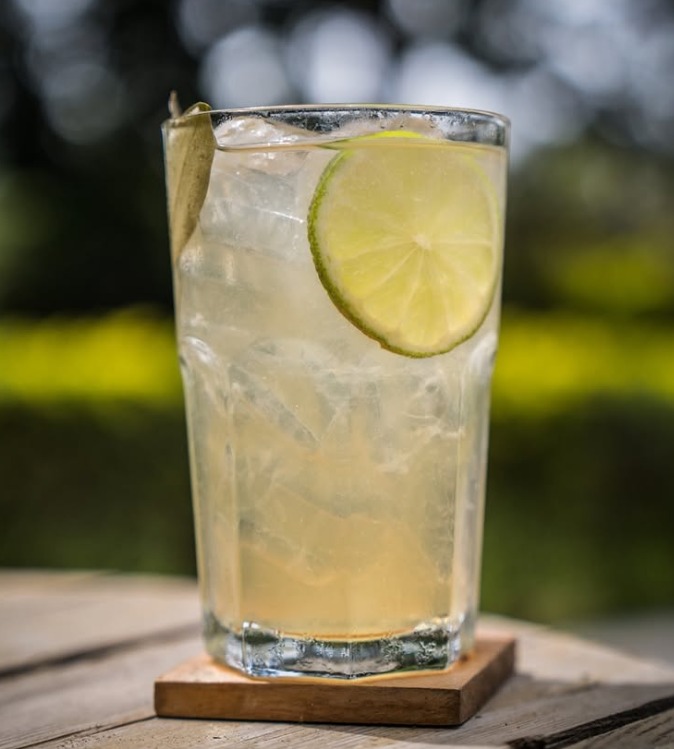 Plato bandera: Pescado con salsa amarilla y aguacate