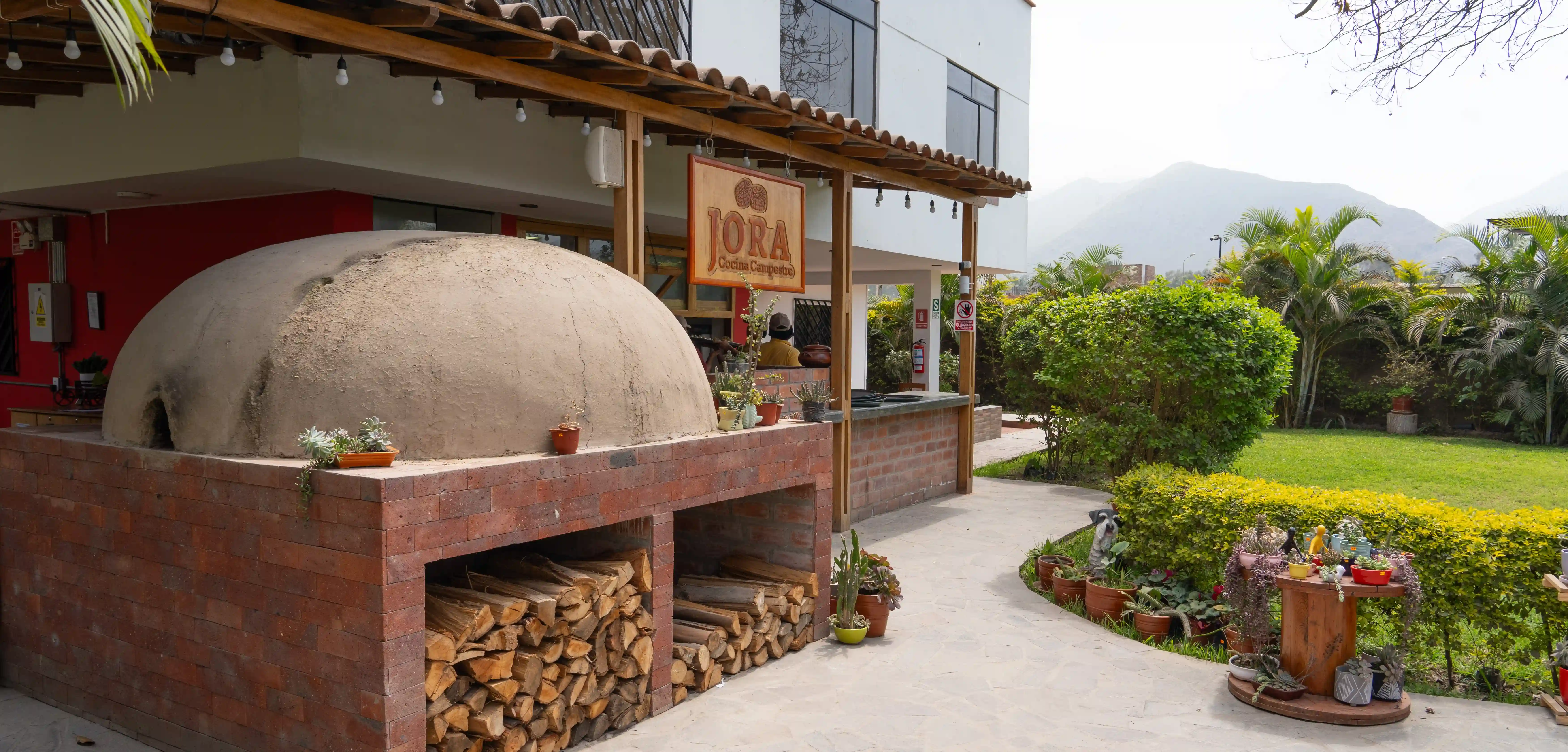 Ambiente campestre soleado en Jora Restaurant