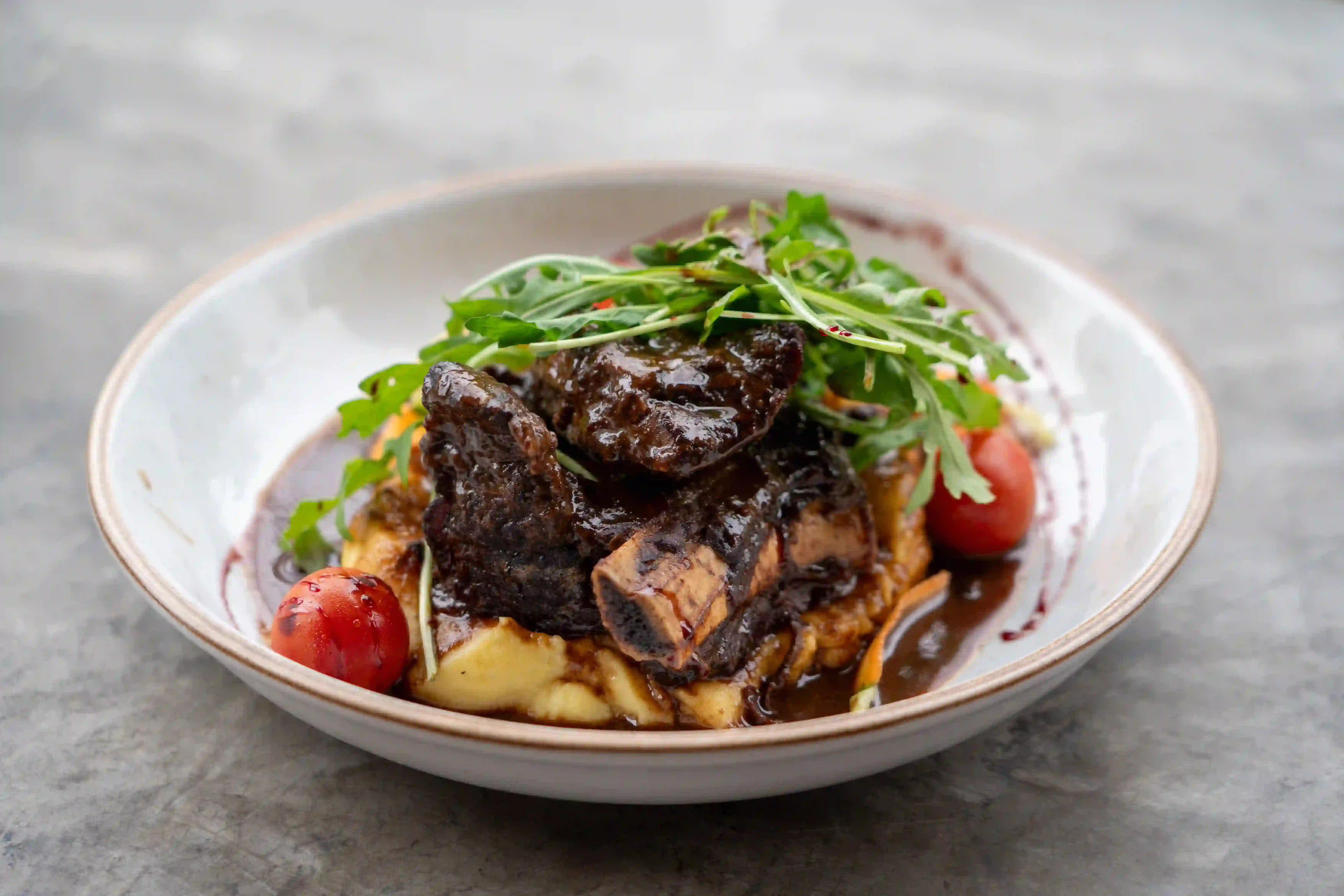 Plato bandera: Carne con puré y brotes