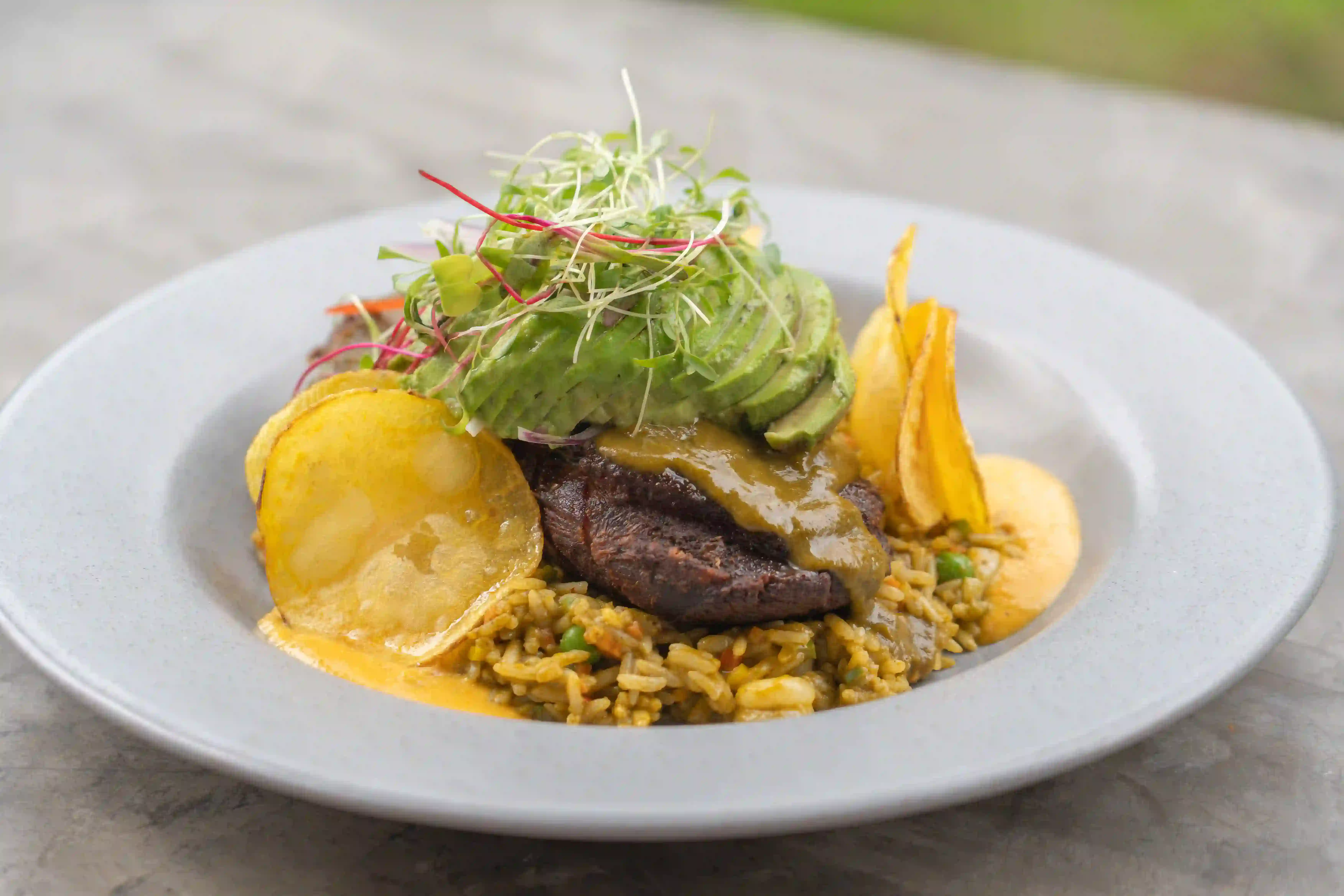 Plato bandera: Pescado con salsa amarilla y aguacate