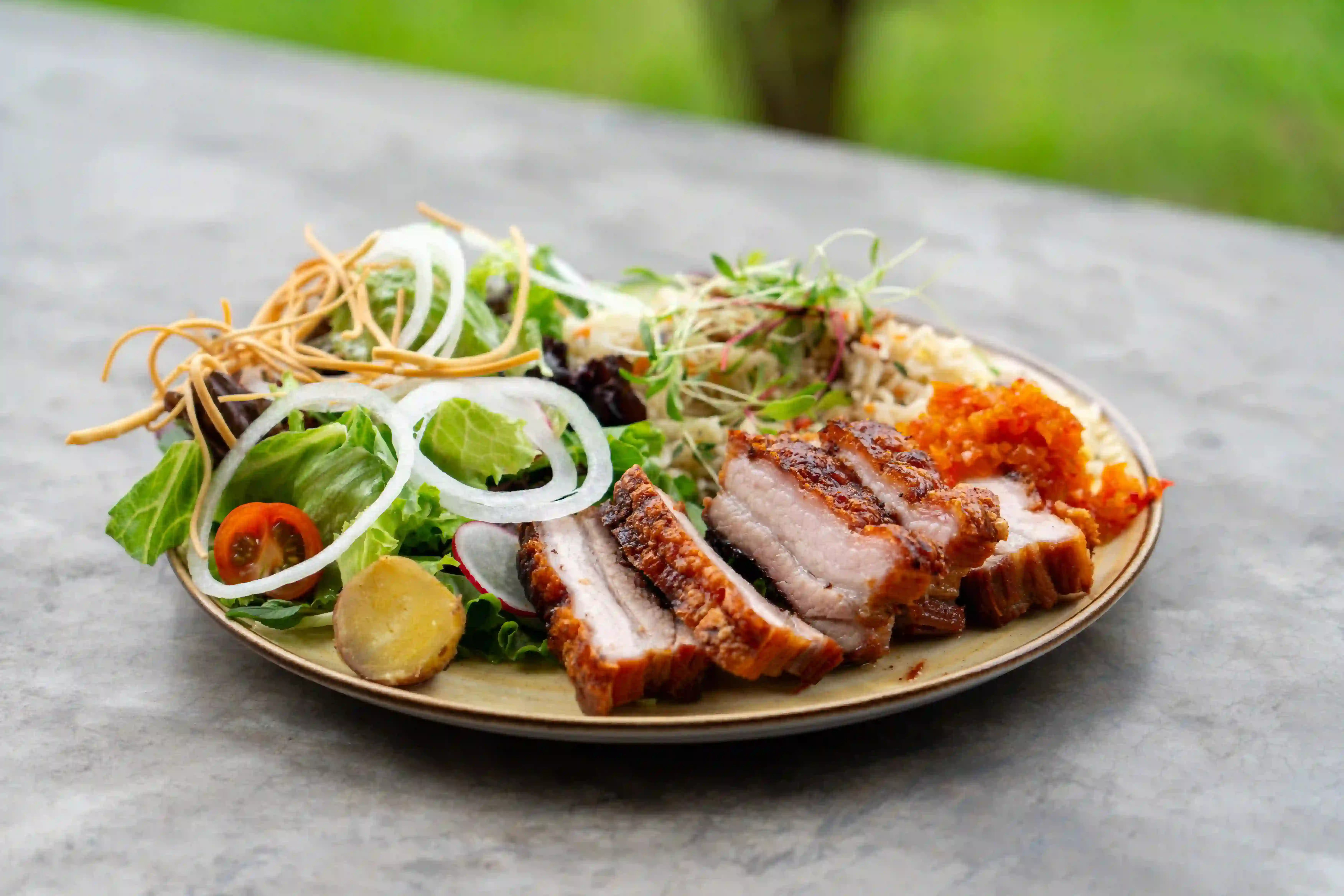 Plato bandera: Cerdo crocante con ensalada